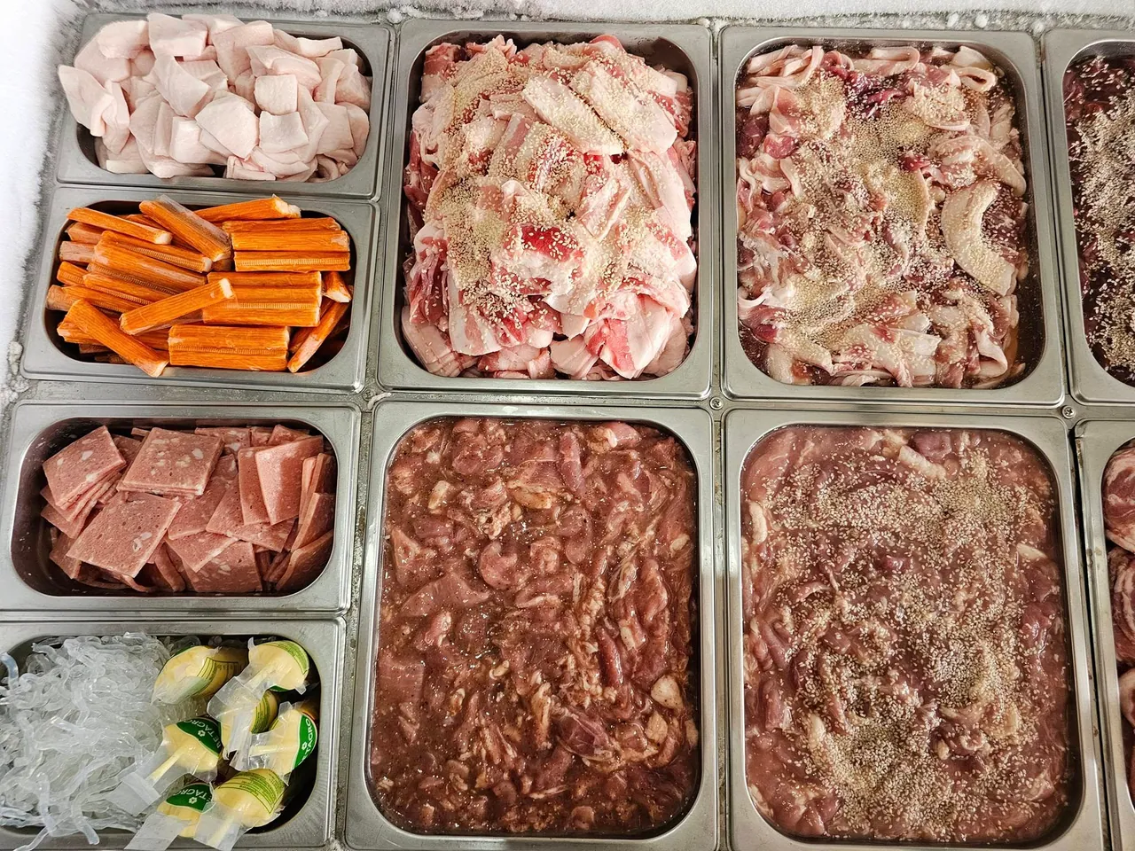 ถาดวัตถุดิบร้านเมย์มายด์หมูกะทะ