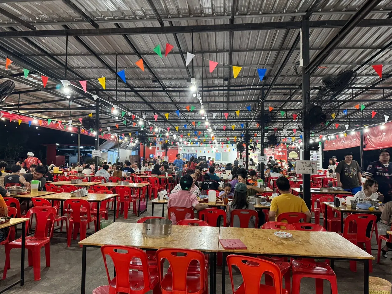 บรรยากาศที่นั่งร้านโพธิ์ศรีหมูกระทะ