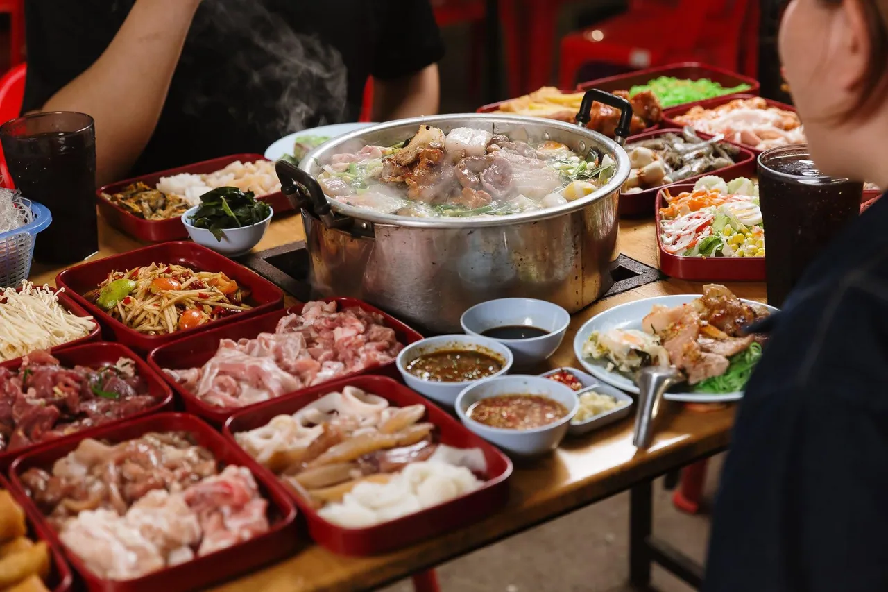 อาหารบนโต๊ะร้านโพธิ์ศรีหมูกระทะ
