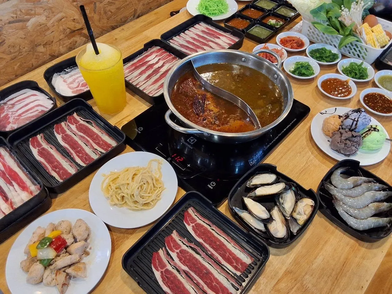 ชุดอาหารและหม้อชาบูร้าน ZABU